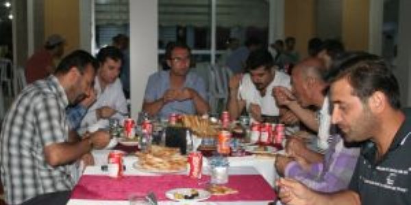 Van'daki gazete temsilcileri iftarda bulu�tu