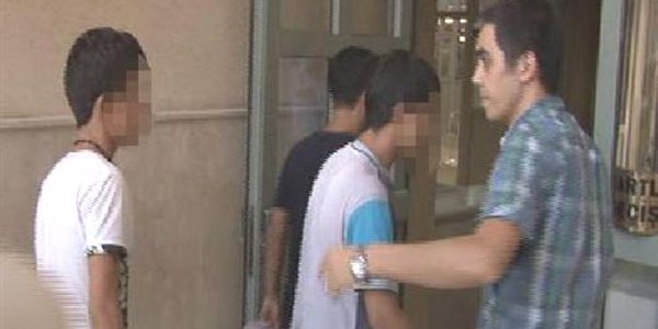 Başbakan'ın afişini yırtan 3 çocuk adliyelik oldu