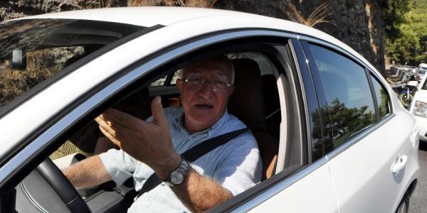 CHP'li Vekil, kaçan motosikletliyi aracıyla sıkıştırıp yakalattı