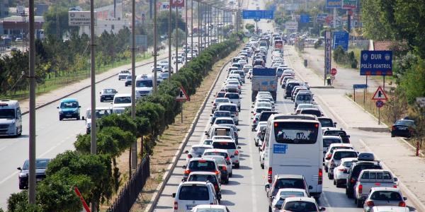 Afyonkarahisar'dan ge�i� yapan ara� say�s� 200 bini a�t�