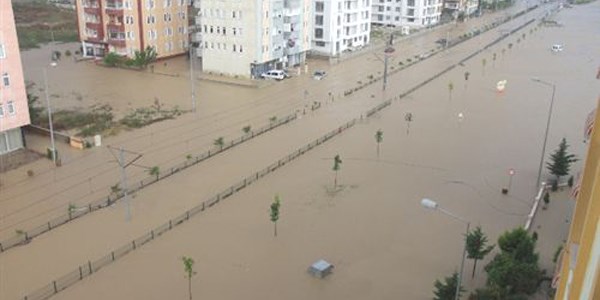 Samsun bayrama sel ile uyandı