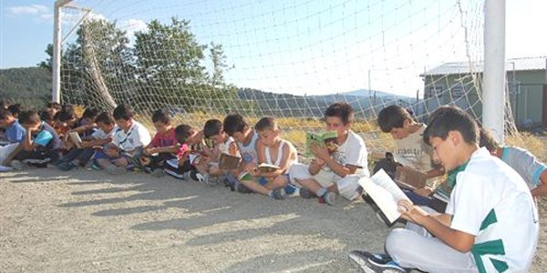 Bu futbolcular kitap okumadan antrenmana ��km�yor