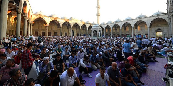 Binlerce vatanda� Bayram Namaz�n� Sultanahmet'te k�ld�