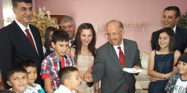 Vali Kolat'tan çocuklara bayram harçlığı