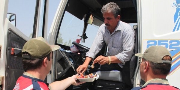 Şırnak'ta asker vatandaşa bayram şekeri dağıttı