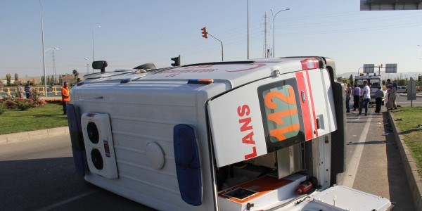 Ambulans ile otomobil çarpıştı: 11 yaralı