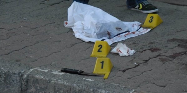 Eşini sokak ortasında 27 yerinden bıçakladı