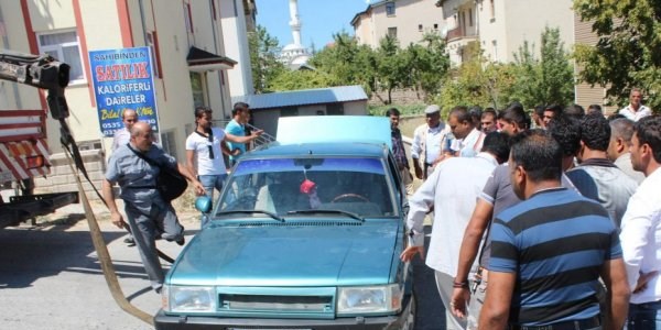 Otomobil apartmanın bahçesine düştü