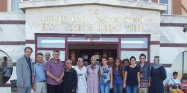 Memleketlerine gidemeyen öğrencilerle yurtta bayramlaştı