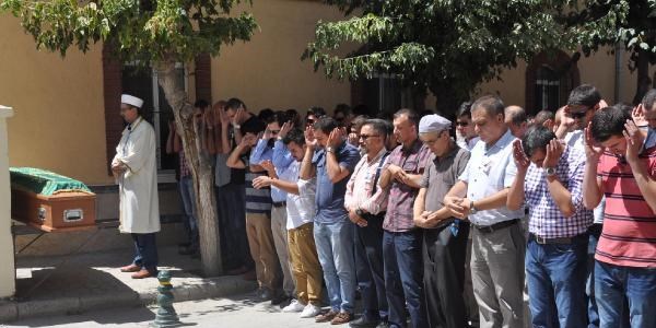 Denizde boğulan üniversite mezunu genç Eskişehir'de toprağa verildi