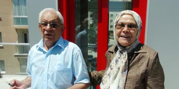 Üst geçit asansöründe mahsur kalan yaşlı çifti itfaiye kurtardı