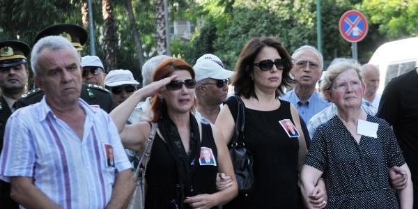Ayşenur Yazıcı, babasını asker selamıyla uğurladı