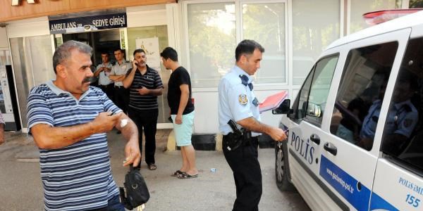 Otomobiliyle giderken koluna ve bacağına kurşun isabet etti