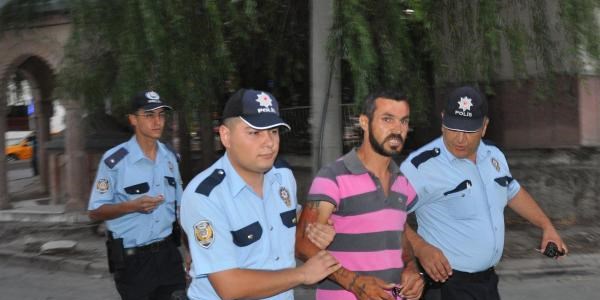 Sığınma evindeki eski eşiyle görüşemeyince çatıya çıktı