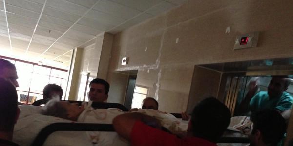Hastane asans�r�nde 2.5 saat mahsur kald�