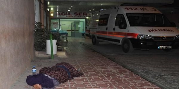 Yılan sokan kadın, böyle ambulans bekledi
