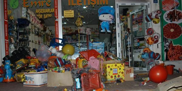 Gençlerin kavgasında 18 işyeri ve 2 otomobilin camları kırıldı