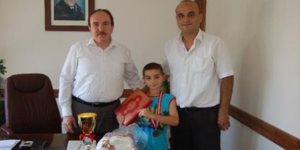 Duaları ezberledi kupasını aldı