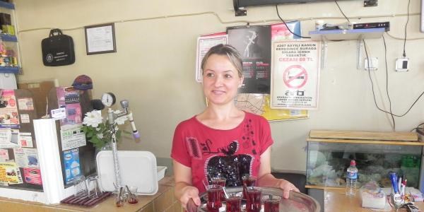 Kocas�n�n i�letti�i kahvede ocak��l�k yap�yor