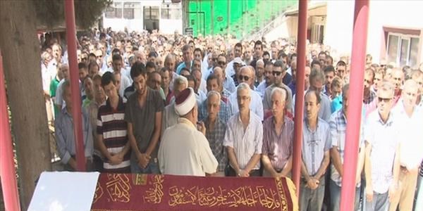 Tatile giderken hayat�n� kaybeden gen� son yolculu�una u�urland�