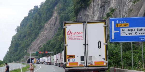 Sarp'ta 5 kilometreyi aşkın TIR kuyruğu