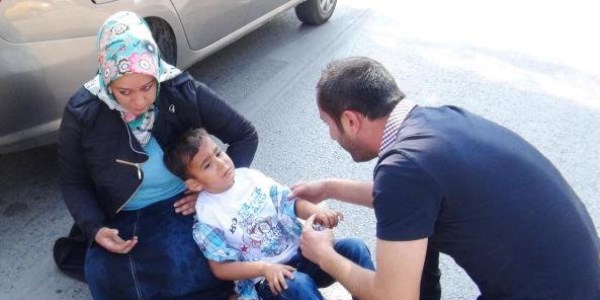 Kiraladığı otomobille anne ve oğla çarptı