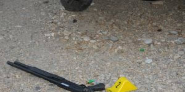 Polisten kaçarken etrafa silah saçtılar !