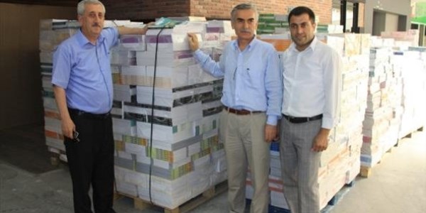 Ders kitaplar�n�n okullara da��t�lmas�na ba�land�