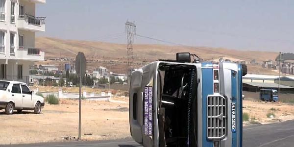 Yolcu minibüsü otomobile çarptı: 3 yaralı