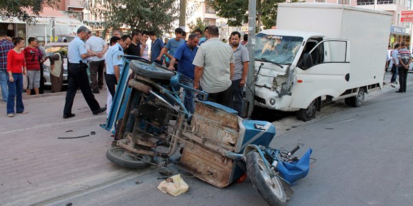 Kamyonet triportöre çarptı: 6 yaralı