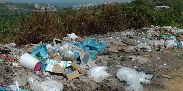 Köy yollarına atılan çöpler endişe verici
