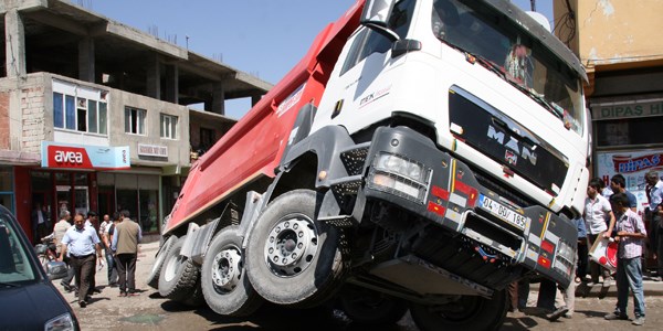 Yol ��kt�, kamyon i�ine girdi