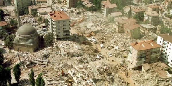 Marmara depreminin 14'�nc� y�l�nda ��r�k binalar hala ayakta