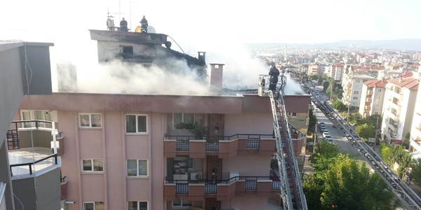 Çatıda mahsur kalan itfaiyeciler ölümden döndü