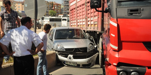TIR otomobili bariyerlere s�k��t�rd�, 6 ki�i �l�mden d�nd�