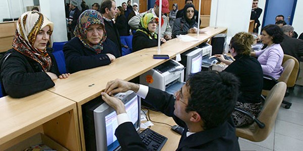 3 milyon memurun �zl�k haklar� g�ncel olmayan kararnameye emanet