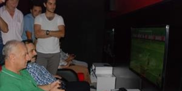 Başkanlar playstation ile penaltı attı