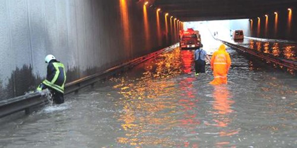 Yaz yağmuru İzmir'i teslim aldı