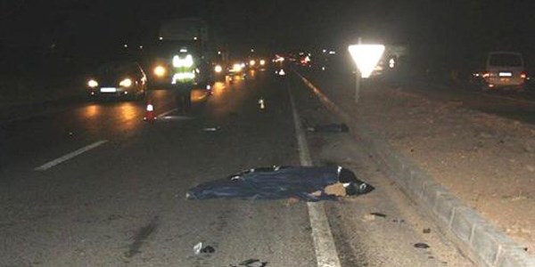 Minibüsle çarpışan motosikletteki 2 kişi öldü