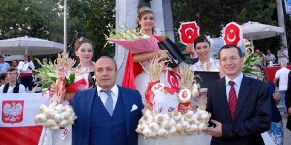 Sarımsak Festivali'ndeki yarışmada güzellere sarımsak hediye edildi
