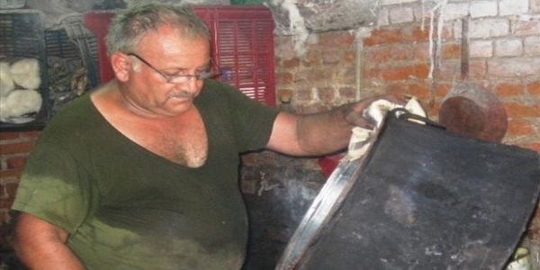 61 yıllık kalaycı dükkânıyla yıllara meydan okuyor
