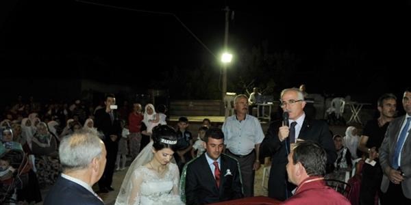 Vali Tuna, şehit ailesinin mutluluğuna ortak oldu