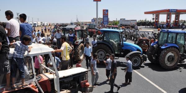 Çiftçiler, traktörlerle 'İpek Yolu'nu trafiğe kapattı