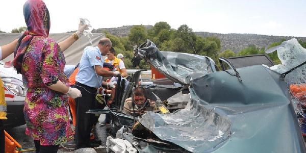 Otomobilde sıkışan yaralıları AFAD ve itfaiye ekipleri kurtardı