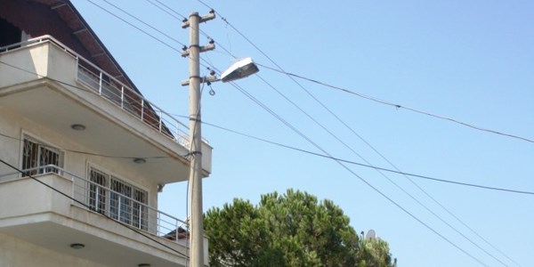 Ayvalık'ta elektrik direği tehlike saçıyor