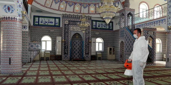 İbadet yerlerinde örnek temizlik