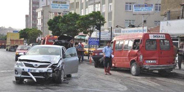 Yozgat'ta otomobil ikiye blnd: 2 ar yaral