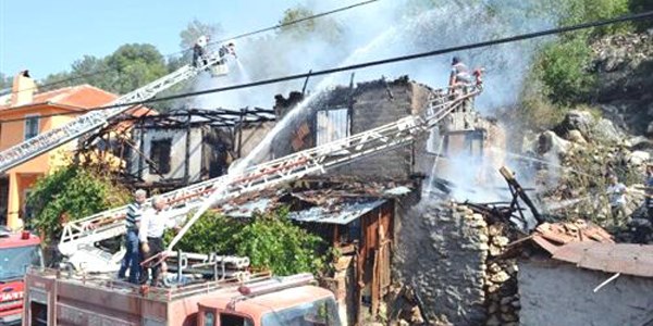 Evinin yanışını gözyaşları içinde izledi