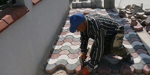 Belediye tazminatı ödeyemeyince yola döşediği parkeleri söktü