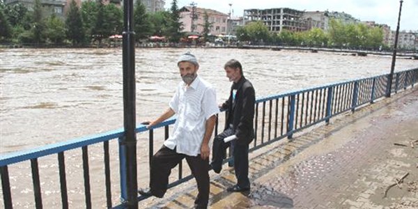 Terme Çayı taşınca korkuttu